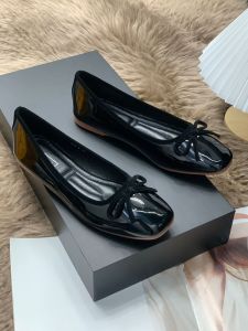 รองเท้าส้นแบนแบบสวมหัวกลมสีแดงสำหรับผู้หญิง รองเท้าบัลเลต์พื้นนุ่ม สายรัดผีเสื้อ รองเท้าหัวเข็มขัด รองเท้าแบบมีพื้นรองเท้าแบบมีพื้นแบนแบบฝรั่งเศส