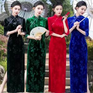 Sườn Xám Cách Tân Chít Eo Tay Áo Bảy Tấc Nhung Vàng Thu Đông 24 Váy Catwalk Dài Cổ Điển Mẹ Mẫu Mới Hàng Ngày