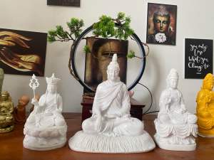 Bộ tượng Ta Bà Tam Thánh gồm Phật Thích Ca Bồ Tát Quan Thế Âm Bồ Tát Địa Tạng trang trí thờ tự nhỏ decor Phật Giáo