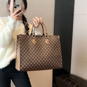 Fashionable Large Capacity Ladies Tote Bag 2025 New Style Handbag Commuter Universal Shoulder Bag Young Women Geometric Pattern