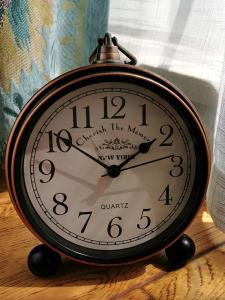 Retro European Metal Desktop Clock Clear Digital Silent Bedroom Decorative Pieces Simple Design Table Clocks Home Decor