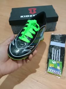 Paket Komplit Sepatu Bola & Kaos Kaki KIDZTUBS