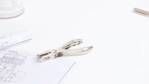 1Pcs Hole Puncher Circle 6MM Metal Single Hand Held Ticket Punch Scrap booking Punches Officom