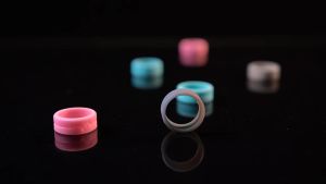 แหวนซิลิโคนอ่อนนุ่มแบบกำหนดเองสำหรับผู้ใหญ่ ผู้ชายและผู้หญิง แหวนแสงเอาตัวรอดกลางแจ้ง แหวนของขวัญปาร์ตี้ที่เรืองแสงในที่มืด