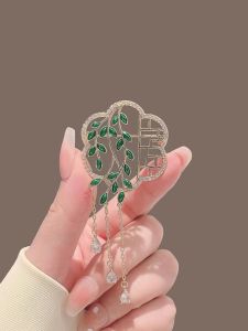 Elegant Vintage Chinese Style Leaf Tuft Fan Brooch for Women High-End Classical Airs Floral Pinned Western Suit Necklace Chest Jewelry