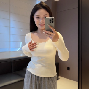 เสื้อยืดคอกลมแขนยาวถักสีขาวไซส์ใหญ่สำหรับผู้หญิง แฟชั่นฤดูใบไม้ร่วง เสื้อชั้นในทรงเข้ารูป ปกปิดหน้าท้อง เสื้อเชิ้ต