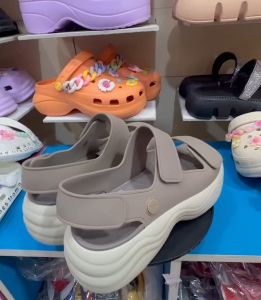 Concise, clear, and easy to understand: "รองเท้าครอส์ Sandals Skyline Platform รองเท้าส้นสูง รองเท้าแตะผู้หญิง รองเท้าเผื่อสุขภาพ