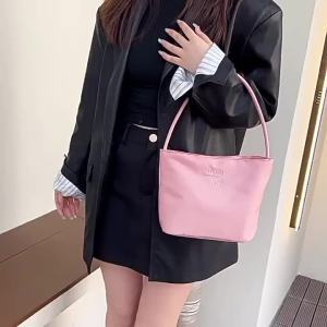 Just Star⚡จัดส่งฟรี สินค้าพร้อมส่ง⚡กระเป๋าสะพายผญ Mucu and Ebony ไนลอน งานปัก กระเป๋าถือ กระเป๋าทรงถัง กระเป๋าผ้า กระเป๋านุ่มนิ่ม กระเป๋าสไตล์เกาหลี