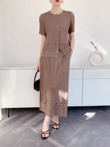 S-526#   B-525#   One Size (45-75kg) Summer Miyake Pleated Set WomenS Top  Skirt Slim Fit [Tops and skirts are sold separately]