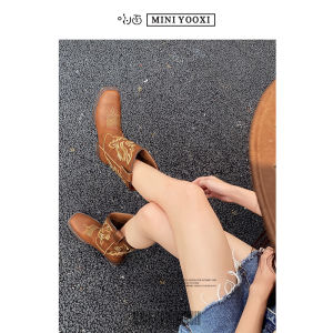 รองเท้าบู๊ตสตรีทสไตล์วิสโคสสีน้ำตาล ทรงสี่เหลี่ยม ปาก V ไม่ถึงเข่า ทรงหัวมน หัวเข็มขัด ทรงหัวมน สำหรับผู้หญิง