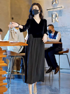 Elegant Patchwork Long Sleeve Dress Womens Loose Knee-Length Age-Defying Gown for Autumn Season V-Neck A-Line Silken Velvet Dress