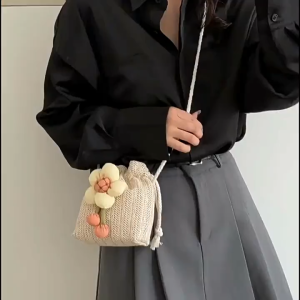 กระเป๋าสะพายข้าง/ไหล่ กระเป๋าถังทอขนาดเล็กกระทัดรัด ประดับด้วยดอกไม้ ความจุของได้เยอะ น้ำหนักเบา พกพาสะดวก แฟชั่นสำรับผู้หญิง