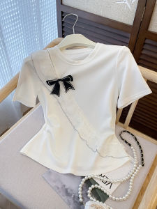 PAIBOLI | เสื้อยืดแขนสั้นผู้หญิงฤดูร้อน 2025 ดีไซน์เก๋ไก๋ ผูกโบว์ผีเสื้อ สีขาว ไหล่ตรง เสื้อชั้นใน เสื้อยืดคอกลม