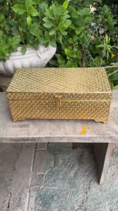 กล่องใส่คัมภีร์ หีบบาลีปาฏิโมกข์ ปิดทอง ลายตาราง  กว้าง 43 ลึก 21 สูง17 cm กล่องปาฎิโมกข์ กล่องไม้ ปิดทองส่องประกายสุกปลั่ง  สำหรับบรรจุหนังสือ พระคัมภีร์บาลีปาฏิโมกข์