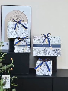 ถุงกระดาษสวย พร้อมริบบิ้น2สี ลายดอกไม้น้ำเงิน/เเดง มีคำ เเทบกลาง ลายเรียบหรู ใส่ของชำร่วย