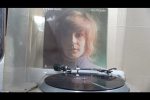 1 แผ่นเสียง 12นิ้ว u99 HELEN REDDY - I AM WOMAN แผ่นVG+ริ้วรอยบาง เสียงรบกวนนิดหน่อยไม่มีรอยลึก แผ่นล้างสะอาดแล้ว ปกVG++มีตำหนิขอบนิดหน่อย ขอบไม่ขาด สันไม่ทะลุ