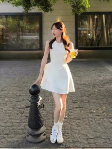 VKSOD | ชุดเดรสสั้นแขนกุดสีขาวไม่สมมาตรสำหรับผู้หญิงในช่วงฤดูร้อนปี 2025 ชุดเดรสกระโปรงสั้นเข้ารูปเอวสูง ทรงเข้ารูป ทรงเอ