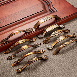 Cabinet Door Yellow Antique Brass Handle European-style Antique Imitation Handle Cabinet Wardrobe Drawer Double-hole American-style Furniture Hardware Handle 柜门 黄古铜拉手 欧式仿古拉手 橱柜衣柜抽屉双孔中美式家具五金把手 FUNIANQI