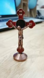 Thánh giá Benedicto để bàn kim loại mini 8cm - màu nâu - quà tặng công giáo