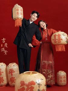Retro Red Wedding Dress Couple Engagement Photo Shoot Vintage Horse Tailed Skirt Chinese New Style Studio Theme Clothing
