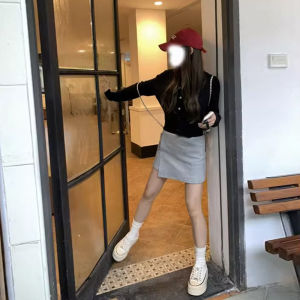 เสื้อสเวตเตอร์คอปกกลมสีแดง เสื้อคาร์ดิแกนถัก เสื้อสตรีทรงสลิมฟิต แขนยาว ทรงสั้น เสื้อผ้าทำงานฤดูใบไม้ร่วง 2025 ใหม่ล่าสุด