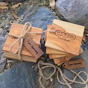 ที่รองแก้ว จานรองแก้ว ไม้สักแท้ แบบเรียบ แบบเหลี่ยม 10ซม. เซ็ต5ชิ้น สำหรับเป็นของฝาก เป็นที่ระลึก เลเซอร์ข้อความได้ตามใจลูกค้า