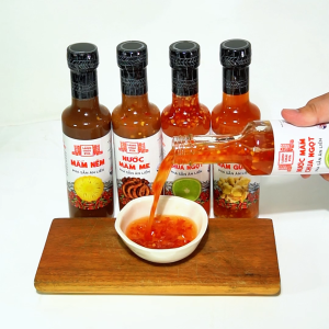 Nước mắm ớt tỏi chua ngọt cao cấp Làng Chài Xưa nguyên liệu tươi thơm ngon đặc biệt pha sẵn từ chanh tỏi ớt vị đậm đà chai thủy tinh 300g