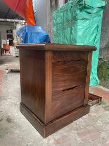 Tủ đầu giường gỗ hương vân phun màu óc chó có 5 ngăn bí mật