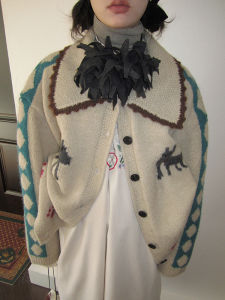 เสื้อสเวตเตอร์คอปกพับสไตล์ย้อนยุคสำหรับผู้หญิงในช่วงฤดูหนาวปี 2025 ของ 3 เดือน เสื้อคลุมกันหนาวแบบสวมหัวแบบสวมหัวสำหรับปีใหม่