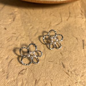Elegant Hollow Flower Pearl Stud Earrings Versatile High-End Feeling Ear Jewelry Korean Style Alloy Gold Plated Floral Pattern