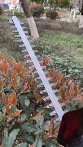 เครื่องตัดแต่งกิ่งไม้ไร้สาย เครื่องตัดแต่งพุ่ม เครื่องตัดแต่งกิ่ง แบตเตอรี่ลิเธียม 48V แบตเตอรี่คู่ มอเตอร์ไร้แปรง 52CMใบมีดเหล็กแมงกานีสคู่（การตัดระนาบ/หน้าเอียง/แบบกลม/รูปทรงบอล）เครื่องตัดหญ้าไฟฟ้า ตัดแต่งพุ่ เครื่องตัดแต่งพุ่มไม้แบบหน้าจอแสดงผล