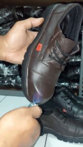 Sepatu Ujung Besi Safety & Tips Memilih