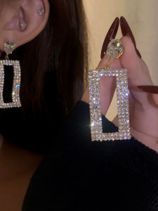 ต่างหูรูปสี่เหลี่ยมทรงกลวงเรขาคณิตประดับเพชรเทียมแบบเกินความคาดหมาย ดีไซน์ไฮเอนด์ อเนกประสงค์ เครื่องประดับแฟชั่นสำหรับผู้หญิง