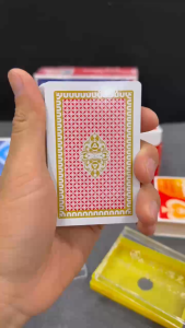 Bài Tây Hộp Nhựa cao cấp POKER 818 chất liệu giấy cao cấp hoa văn đẹp mắt 2 màu Đỏ vs Xanh