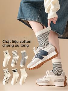 JINGCHI | Tất cotton kẻ sọc dài đến bắp chân cho nữ mùa thu đông thường ngày chống mùi tất thể thao màu đen và trắng hợp thời trang