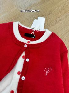 เสื้อคาร์ดิแกนถักสีแดงแบบสองชิ้นปลอมสำหรับผู้หญิงในฤดูใบไม้ร่วงและฤดูหนาว 2024 เสื้อคลุมกันหนาวแบบหลวมๆ สไตล์ลำลอง เสื้อคลุมกันหนาวแบบถัก
