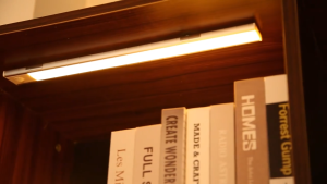 【สินค้าจุด】MonQiQi ไฟตู้เสื้อผ้าLED แสงเซ็นเซอร์อัจฉริยะ TYPE-Cชาร์จได้ 3สี เซนเซอร์ตู้เสื้อผ้า โคมไฟติดผนังห้องครัว ห้องนอน20/40/60ซม