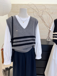 Knitted Stripe V-neck Female Vest sleevelessFashionable And Elegant College Style Layering Outerwear 202* Fall Thickened Striping