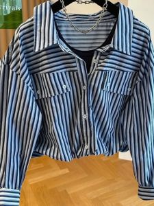 เสื้อเชิ้ตลายทางหลวมๆ สไตล์ลำลอง ทรงสั้น เสื้อคลุมกันหนาวผู้หญิงฤดูใบไม้ผลิ 2025 ใหม่ เสื้อเชิ้ตลายทางสไตล์ยุโรป ทรงหลวมๆ สไตล์ป่า