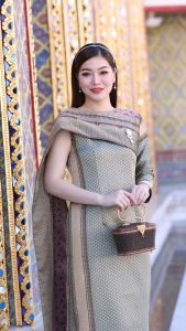 ชุดเดรส ผ้าไหม มณีจันทร์ ลายแพรวา ลายดอกพิกุล ทรงสไบข้าง - ชุดออกงาน ชูดบุญ ราคาที่สุด