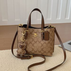 Chic Minimalist Messenger Handbag in Paris Style for Women Featuring Vintage Design Leather and Letter Logo