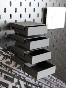 สติ๊กเกอร์ตู้แบบ SKADIS ของ IKEA ชิ้นส่วนอุปกรณ์จัดระเบียบในครัวเรือน ชั้นวางกล่องสำหรับตู้แบบติดผนัง DIY วัสดุพลาสติก