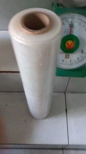 màng PE trắng khổ 50cm nặng 31kg (lõi 03kg) dùng quấn hàng hóa