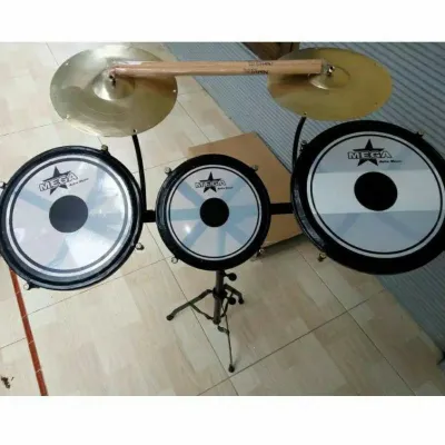 Set drum tam tam dengan dua simbal dan stik bonus.