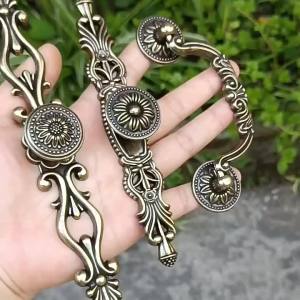 มือจับลิ้นชักสีบรอนซ์ยุโรปแกะสลักมือจับตู้โบราณที่จับตู้เสื้อผ้ารอบลิ้นชักหลุมเดียวดึงแหวนจับ