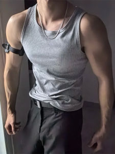 เสื้อกั๊กแขนกุดผ้าไหมน้ำแข็งแห้งเร็วสีเทาสำหรับผู้ชาย ออกกำลังกายในช่วงฤดูร้อน กระชับสัดส่วน ไม่มีแขน คอตั้ง คอตั้ง