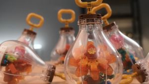 QIZHILE ตัวต่อดอกไม้ Bulb Flower Building Blocks DIY บล็อกอาคาร ดอกไม้ Flower Bouquet ตกแต่ง ของขวัญ แถมไฟสี