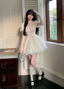 ชุดเดรสผู้หญิงสไตล์ฝรั่งเศสหวานๆ พร้อมโบว์ผีเสื้อ ชุดเดรสกระโปรงทรงเค้กสไตล์เจ้าหญิง ชุดเดรสยาวปานกลาง แขนสั้น คอวี