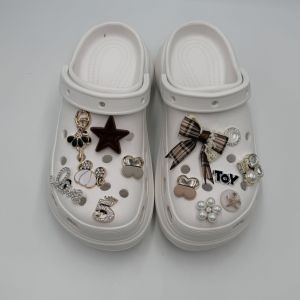 ครอบครัวรองเท้า Crocs Jibbitz รองเท้าโลหะผสมสไตล์หรูหราโบว์ น่ารักห้าแฉกดาว ด้วยหัวเข็มขัด สำหรับทุกสภาพผู้สูง