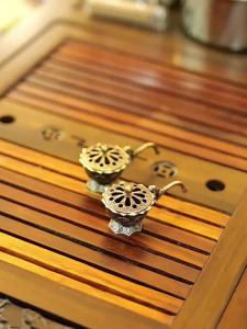 Giá Đỡ Nhang Hình Sen Bằng Hợp Kim Cổ Điển Có Nắp Thiết Kế Rỗng Dùng Để Đốt Nhang Trị Liệu Thơm Phòng Khách